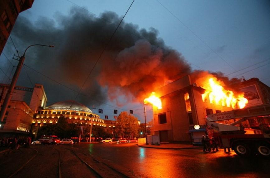 Фото В Новосибирске вспомнили, как на месте отеля Grand Autograph горело здание гастронома 6